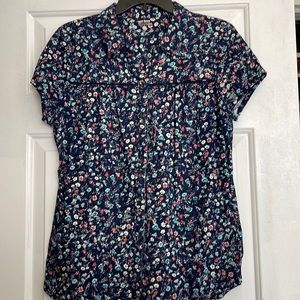 Short sleeve collared women’s button up shirt
